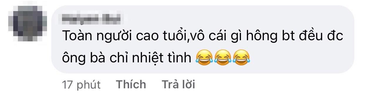 Những bác cử tri cao tuổi luôn túc trực tại điểm bầu cử trong ngày hôm nay và sẵn sàng hướng dẫn các cử tri trẻ lần đầu đi bầu cử.
