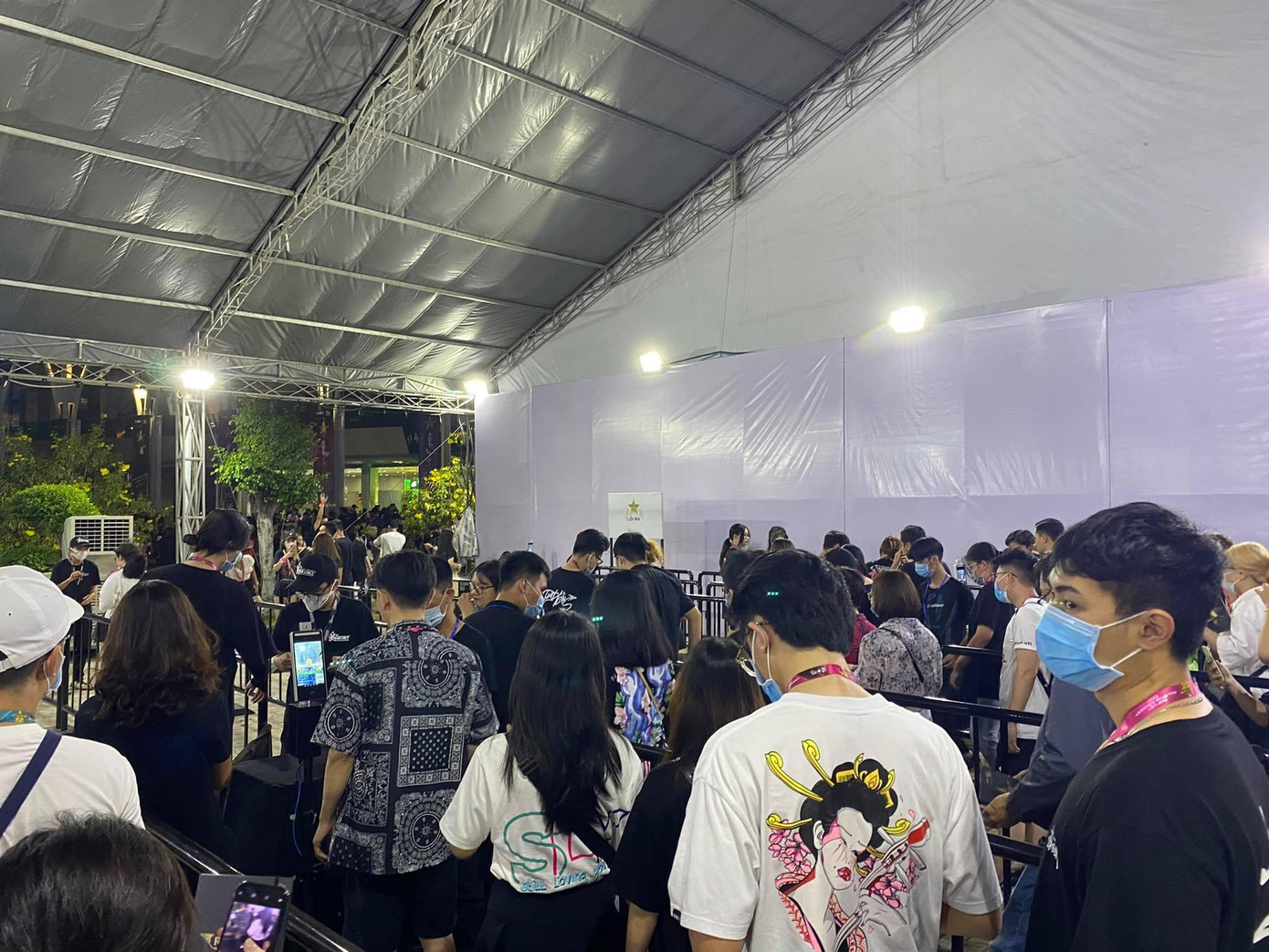 Các fan được phát bộ kit gồm vòng tay, thẻ đeo,... để có thể "quẩy" hết mình trong lúc chương trình diễn ra.