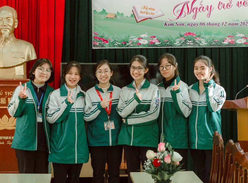 Cô bạn còn là "chủ tịch" của CLB Sao Khuê Kim Sơn A, chuyên tuyển chọn thí sinh tham gia thi Olympia cấp trường. Ảnh: CLB Sao Khuê Kim Sơn A Cô bạn còn là "chủ tịch" của CLB Sao Khuê Kim Sơn A, chuyên tuyển chọn thí sinh tham gia thi Olympia cấp trường. Ảnh: CLB Sao Khuê Kim Sơn A