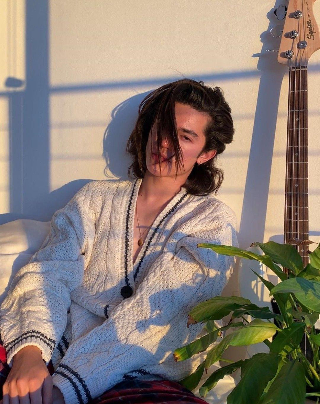 Nếu bạn thấy chiếc áo này thật quen mắt, thì đúng rồi, đây chính là chiếc áo mà Taylor Swift đã mặc trong MV &quot;Cardigan&quot; đấy!