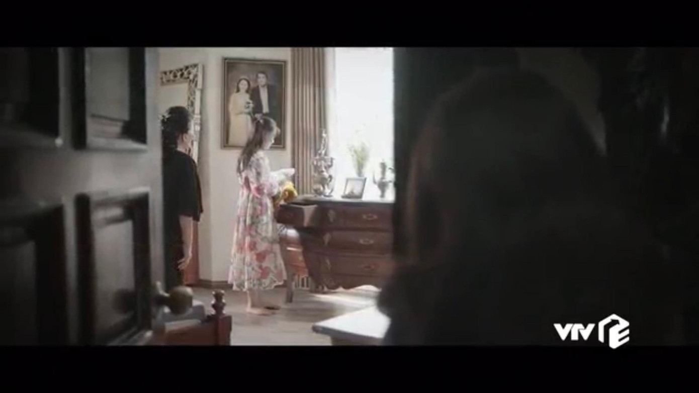 Thuở bé, Nhi đã từng chứng kiến cảnh bà nội buông lời khắc nghiệt với mẹ về việc sinh con trai.