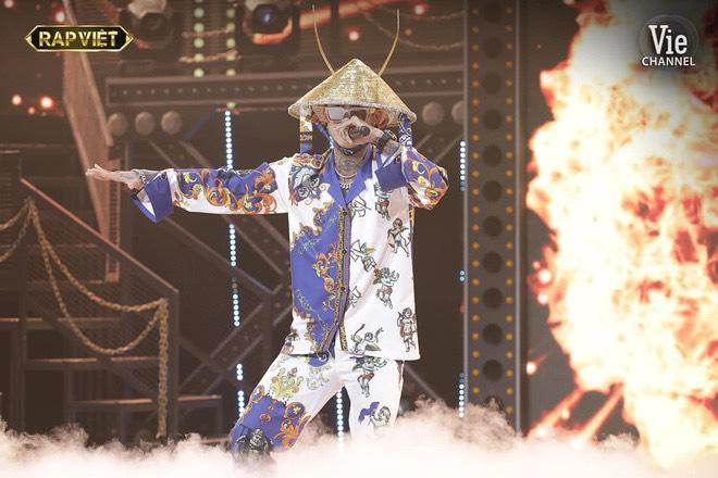 Trở thành Quán quân đầu tiên của Rap Việt, Dế Choắt không ít lần khiến người nghe thích thú vì những lyrics đầy ấn tượng. Ảnh: Vie Channel Trở thành Quán quân đầu tiên của Rap Việt, Dế Choắt không ít lần khiến người nghe thích thú vì những lyrics đầy ấn tượng. Ảnh: Vie Channel