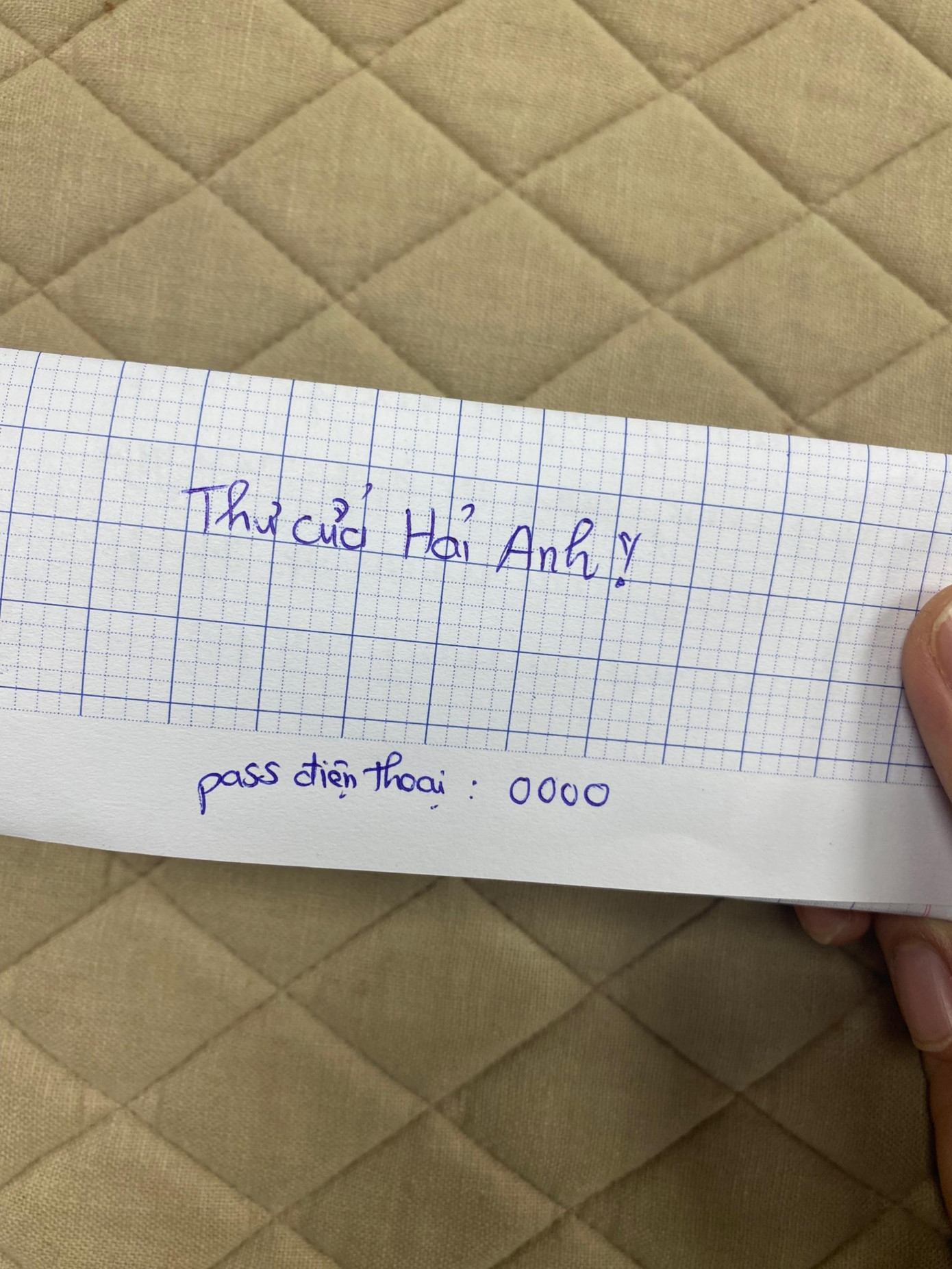 Cô bạn còn cẩn thận ghi lại mật mã điện thoại để người nhận có thể dễ dàng ghi nhớ.