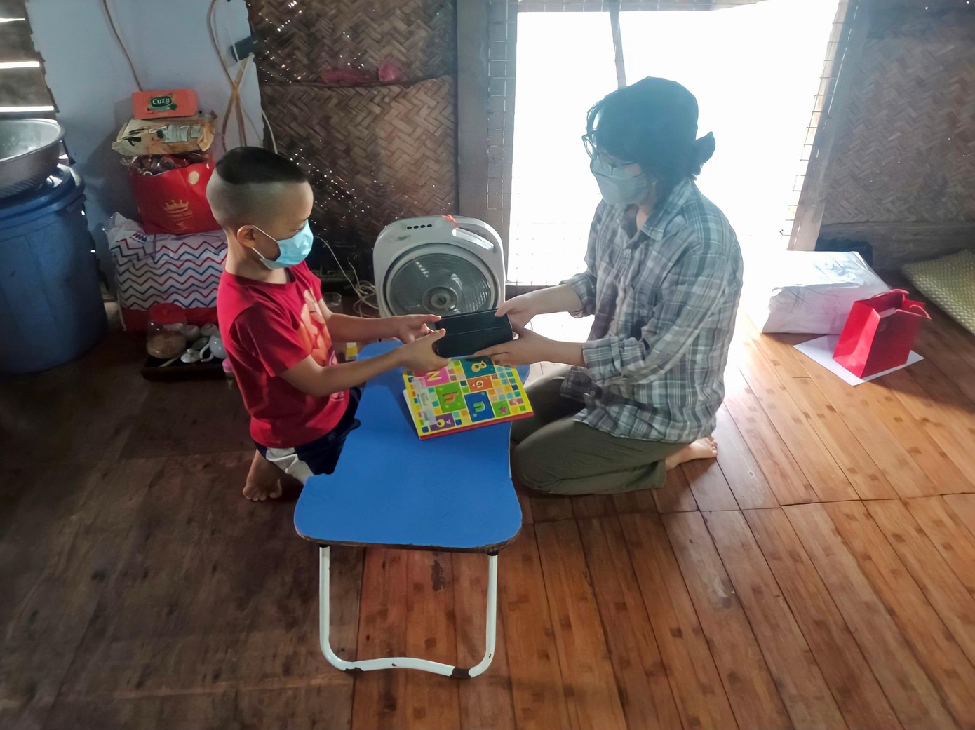 Ngay khi nhận được món quà từ người bạn phương xa, Tùng Linh đã vô cùng mừng rỡ.