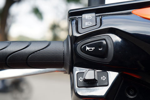 Bên trái như thường lệ vẫn là nút xi-nhan, còi và thay đổi chế độ đèn pha/cốt