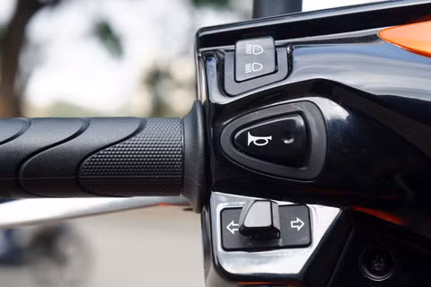 Bên trái như thường lệ vẫn là nút xi-nhan, còi và thay đổi chế độ đèn pha/cốt