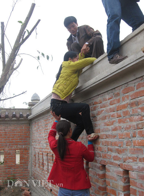 Cố gắng vượt tường bằng mọi cách