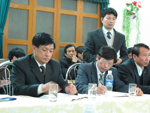 Ông Lê Văn Hiền (ngoài cùng bên trái) trong cuộc họp công bố quyết định tạm đình chỉ công tác 15 giờ chiều 11.2 - Ảnh: Thanh Niên