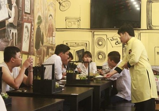Để giữ chân khách, các quán phải linh hoạt, liên tục đổi mới món ăn, dịch vụ