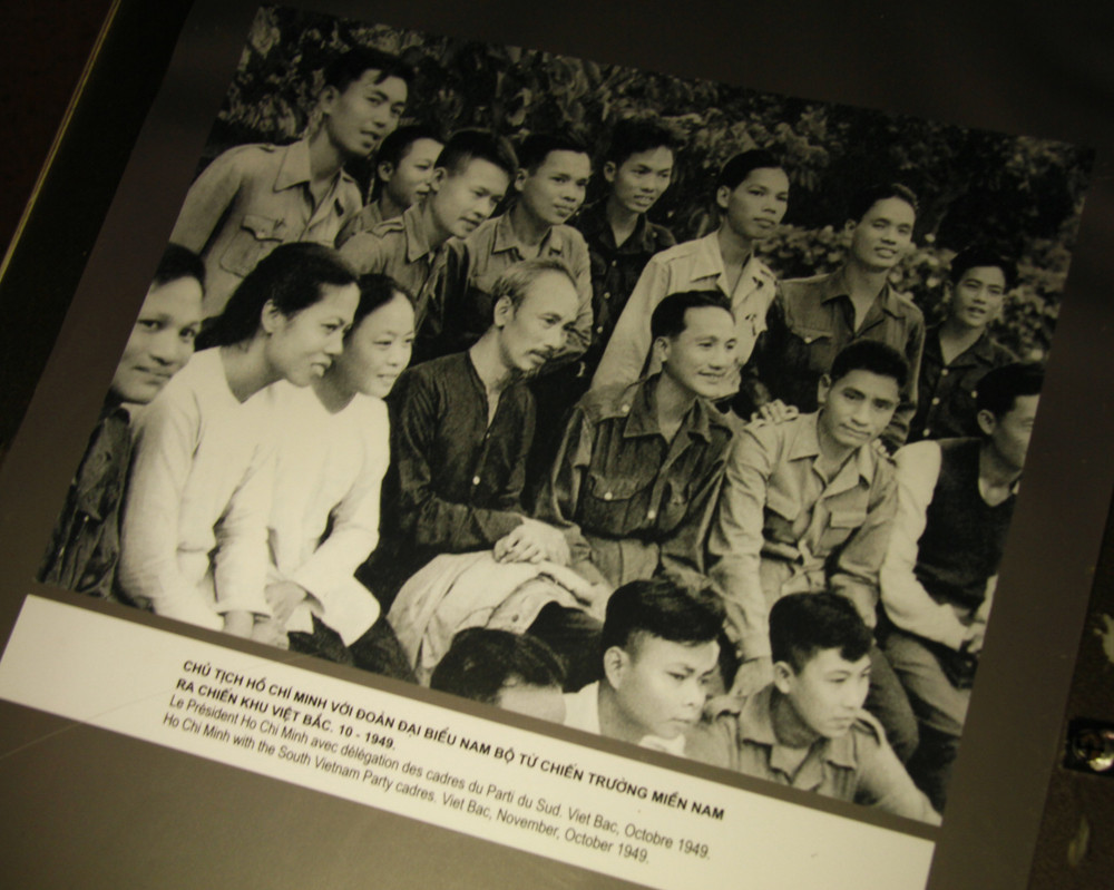 Chủ tịch Hồ Chí Minh cùng Đoàn đại biểu Nam Bộ từ chiến trường Miền Nam ra Chiến khu Việt Bắc tháng 10 - 1949.