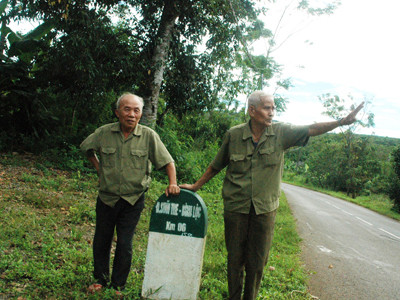 Nhân chứng, bác Lê Hữu Thách (trái) và bác Tư Hổ trên dốc C