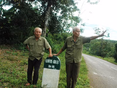 Nhân chứng, bác Lê Hữu Thách (trái) và bác Tư Hổ trên dốc C