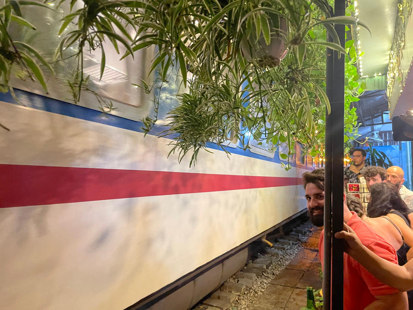 Thót tim nhìn lại cảnh khách nhốn nháo bỏ chạy ở phố cà phê đường tàu ảnh 5