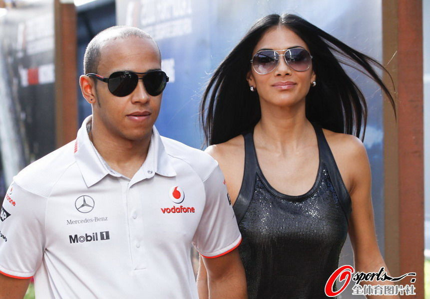 Tại đây, ở vòng 35, Hamilton đã pha va chạm với Mark Webber và phải rời cuộc đua .