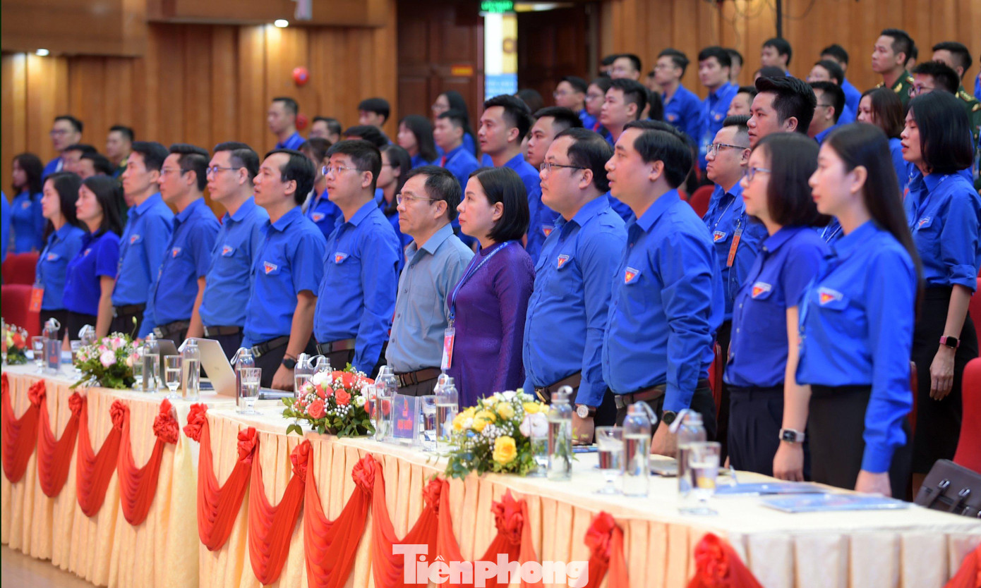 Các đại biểu làm lễ chào cờ tại phiên khai mạc.