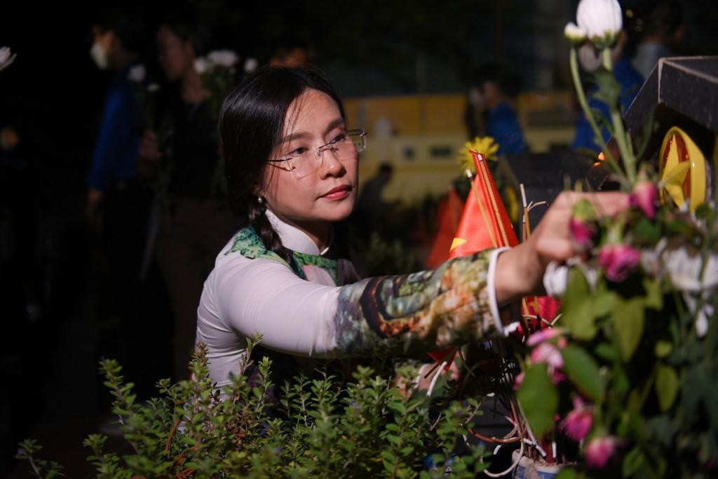 Chị Nguyễn Phạm Duy Trang, Bí thư T.Ư Đoàn, Chủ tịch Hội đồng Đội T.Ư thắp nến tri ân tại Nghĩa trang Liệt sĩ TP. Hà Nội