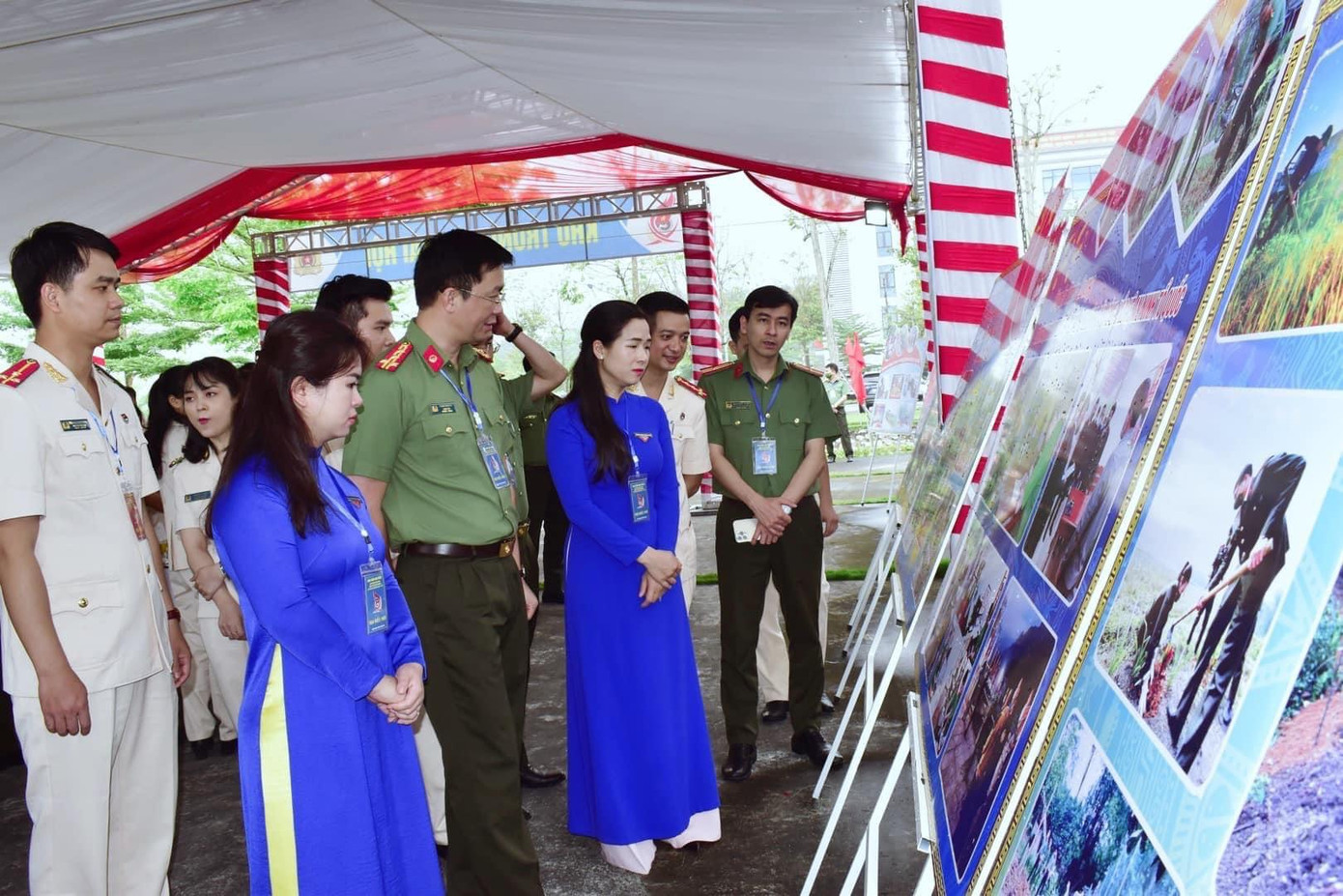 Các đại biểu tham quan triển lãm tại đại hội Đoàn cấp huyện tỉnh Tuyên Quang Các đại biểu tham quan triển lãm tại đại hội Đoàn cấp huyện tỉnh Tuyên Quang