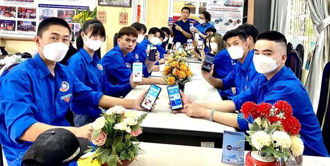 Đoàn viên ĐH Sư phạm Thể dục thể thao cập nhật thông tin trên Phần mềm quản lý đoàn viên