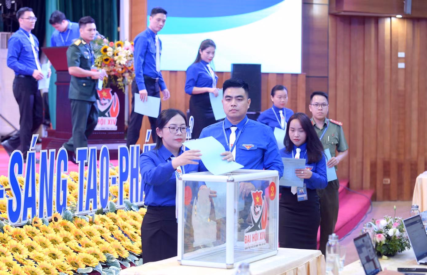 Các đại biểu bỏ phiếu bầu BCH Tỉnh Đoàn Lào Cai, nhiệm kỳ 2022 - 2027. Ảnh: Trọng Tài