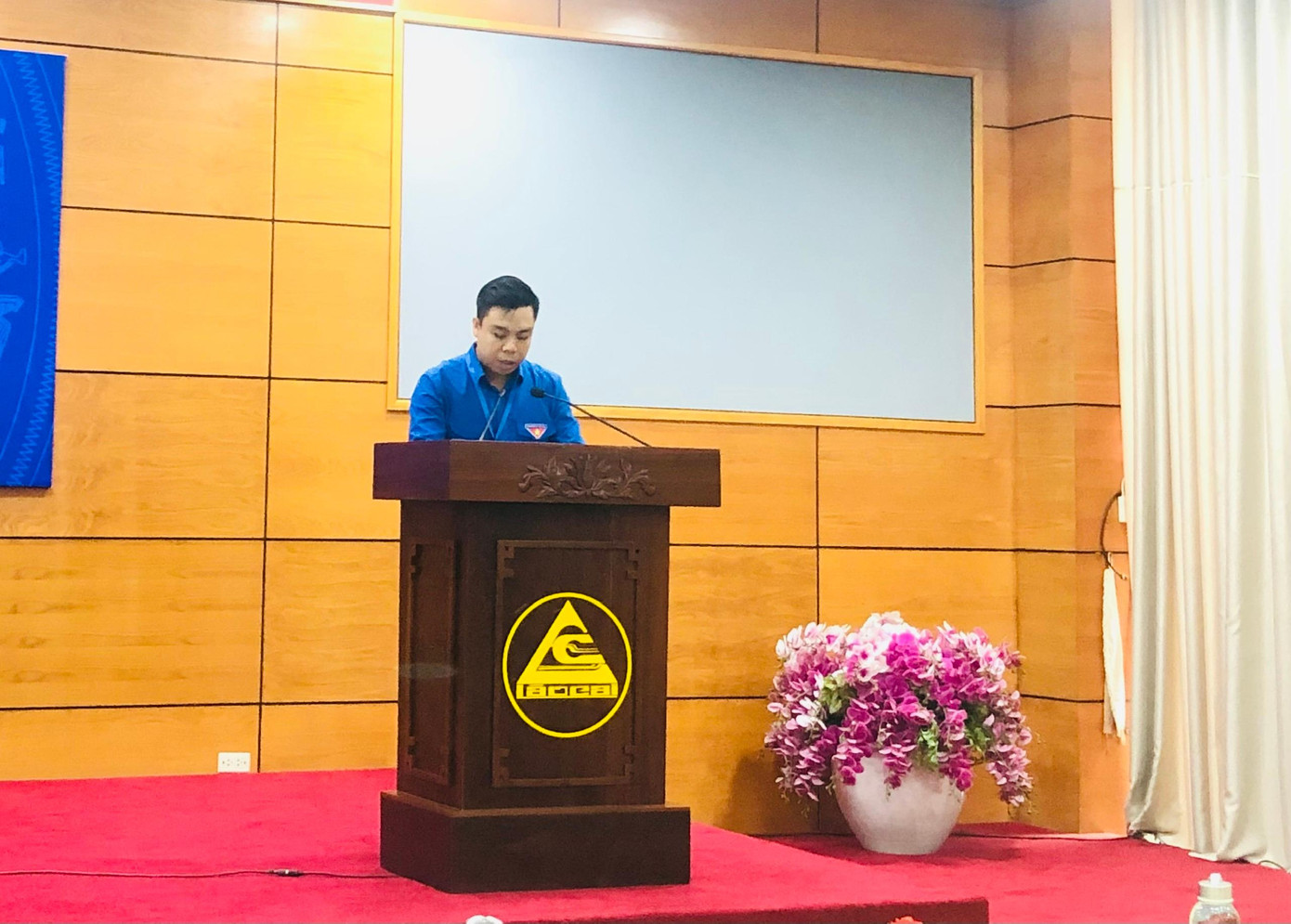 Anh Nguyễn Ngọc Anh, Phó Bí thư Thành Đoàn Lào Cai chia sẻ mô hình thi sát hạch để giới thiệu bầu chức danh Bí thư Đoàn thanh niên các xã, phường TP. Lào Cai. Anh Nguyễn Ngọc Anh, Phó Bí thư Thành Đoàn Lào Cai chia sẻ mô hình thi sát hạch để giới thiệu bầu chức danh Bí thư Đoàn thanh niên các xã, phường TP. Lào Cai.