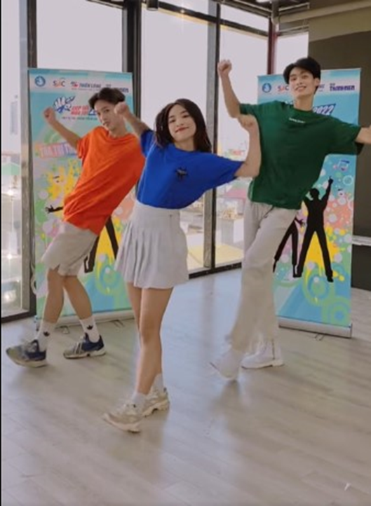 Nhóm thí sinh tham gia thử thách Tiktok “Hãy tự tin, chúng tôi đi cùng bạn” để cổ vũ sĩ tử 2k4 thi tốt nghiệp THPT 2022