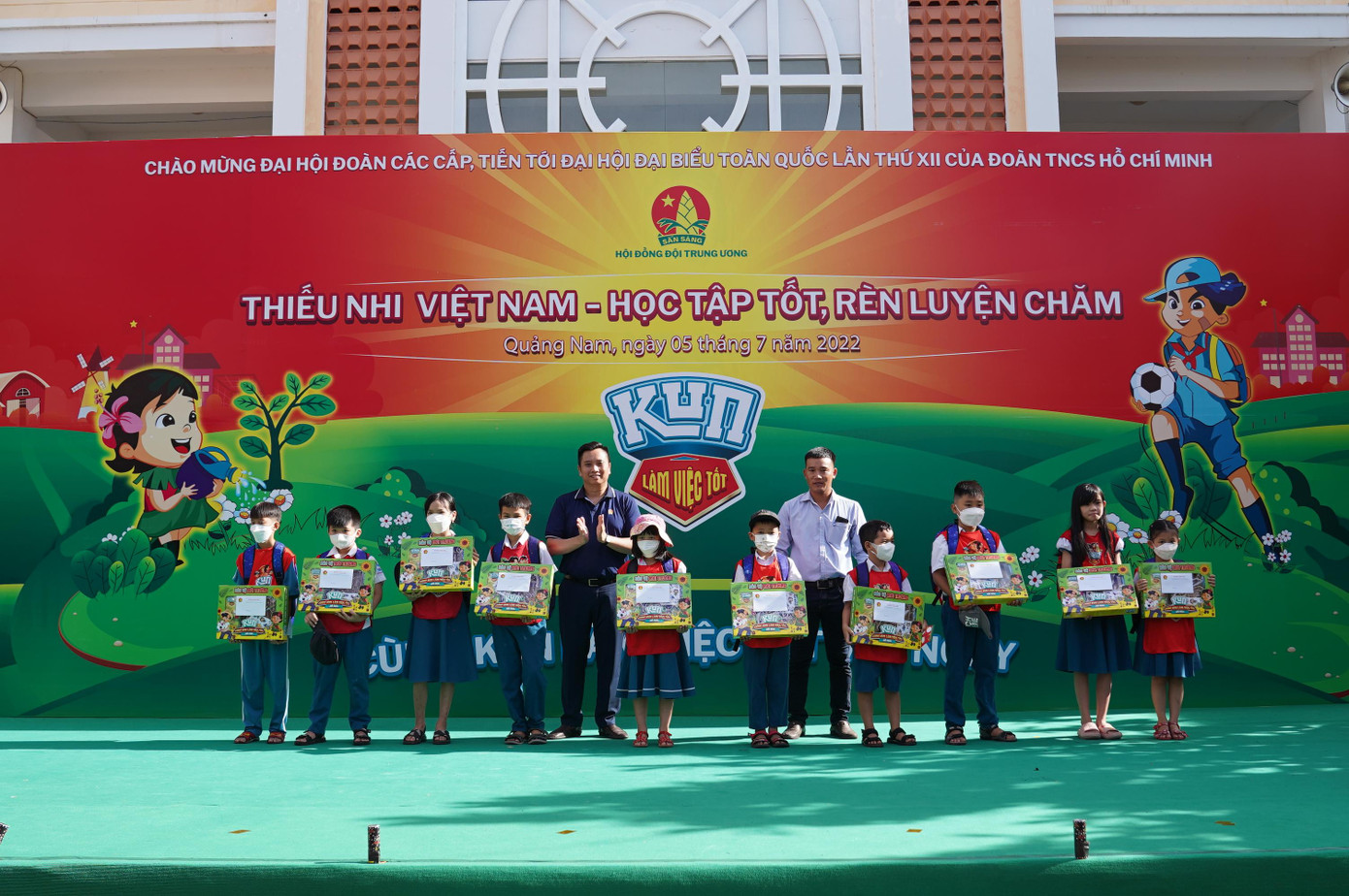 Ban tổ chức tặng quà cho các em thiếu nhi Quảng Nam tham gia ngày hội Ban tổ chức tặng quà cho các em thiếu nhi Quảng Nam tham gia ngày hội