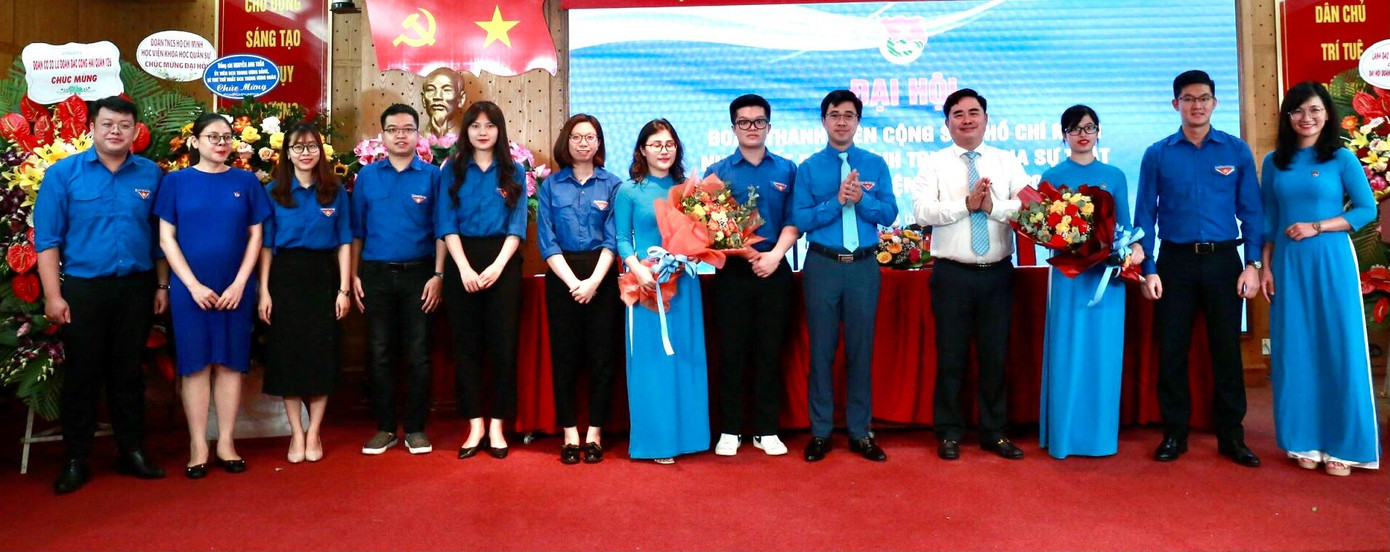 Các đại biểu tặng hoa chúc mừng BCH Đoàn Thanh niên Nhà xuất bản Chính trị quốc gia Sự thật tổ chức Đại hội lần thứ XI, nhiệm kỳ 2022 – 2027 Các đại biểu tặng hoa chúc mừng BCH Đoàn Thanh niên Nhà xuất bản Chính trị quốc gia Sự thật tổ chức Đại hội lần thứ XI, nhiệm kỳ 2022 – 2027