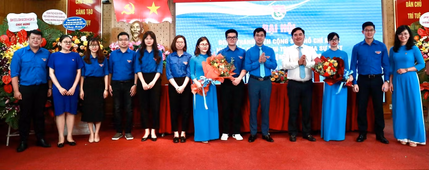 Các đại biểu tặng hoa chúc mừng BCH Đoàn Thanh niên Nhà xuất bản Chính trị quốc gia Sự thật tổ chức Đại hội lần thứ XI, nhiệm kỳ 2022 – 2027