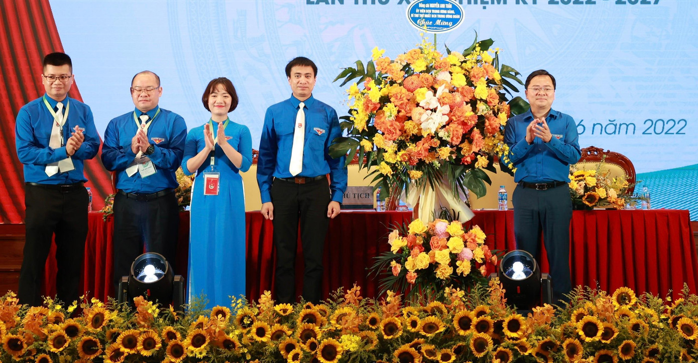 Bí thư thứ nhất T.Ư Đoàn Nguyễn Anh Tuấn (bên phải) tặng hoa chúc mừng Đại hội Đoàn Ngân hàng BIDV Bí thư thứ nhất T.Ư Đoàn Nguyễn Anh Tuấn (bên phải) tặng hoa chúc mừng Đại hội Đoàn Ngân hàng BIDV