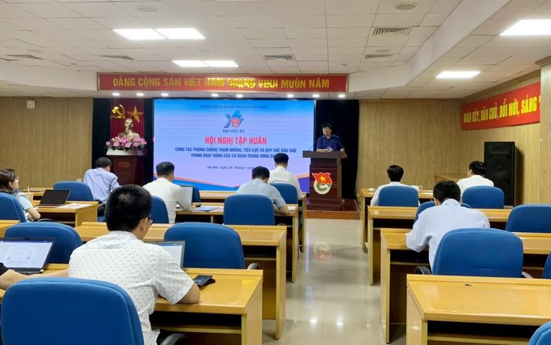 Ông Trần Anh Tuấn, Phó vụ trưởng Vụ Theo dõi công tác phòng, chống tham nhũng, tiêu cực - Ban Nội chính Trung ương báo cáo chuyên đề tại Hội nghị