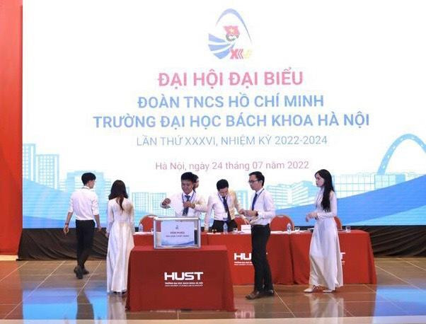 Các đại biểu bỏ phiếu bầu tại Đại hội