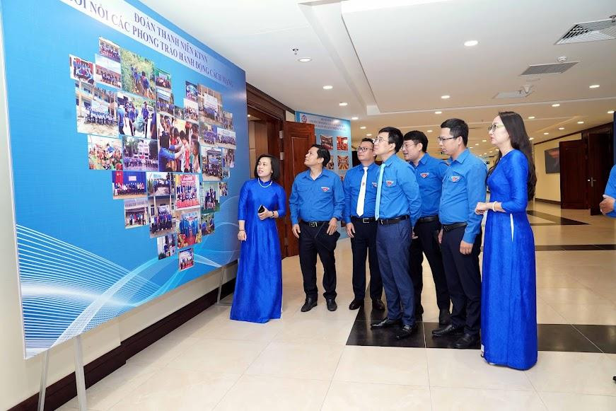 Các đại biểu tham gia triển lãm trong khuôn khổ Đại hội