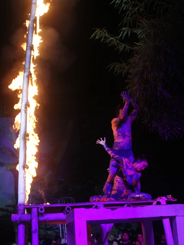 Một góc không gian khác cũng thể hiện sự ngột ngạt của cuộc sống hiện đại và khát vọng chút bỏ