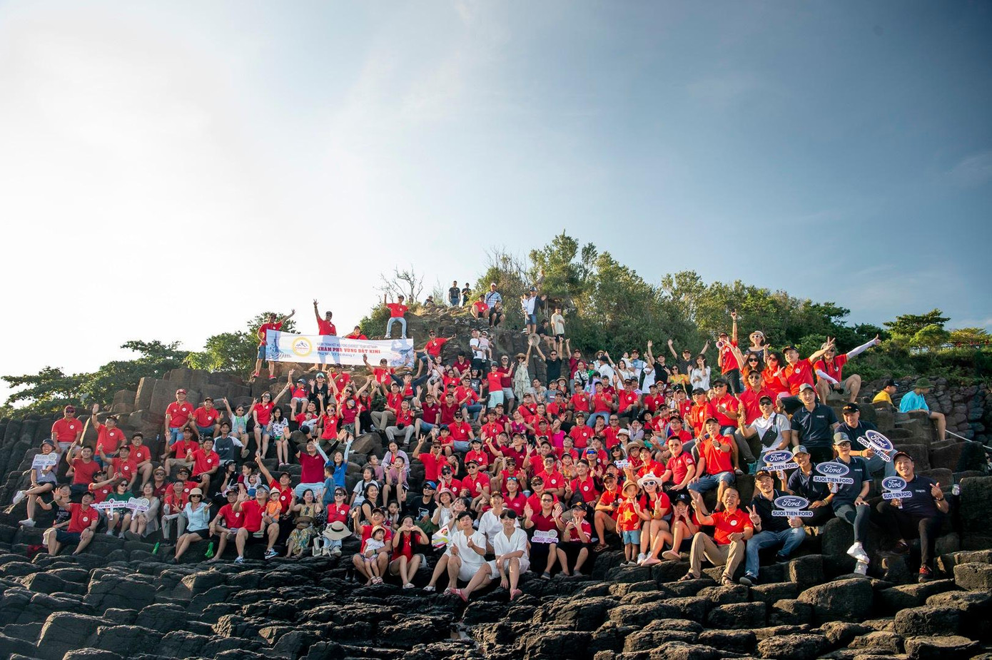 Phủ rực Gành Đá Dĩa một màu đỏ của chiếc áo truyền thống Ford Everest Team Việt Nam + Phủ rực Gành Đá Dĩa một màu đỏ của chiếc áo truyền thống Ford Everest Team Việt Nam +