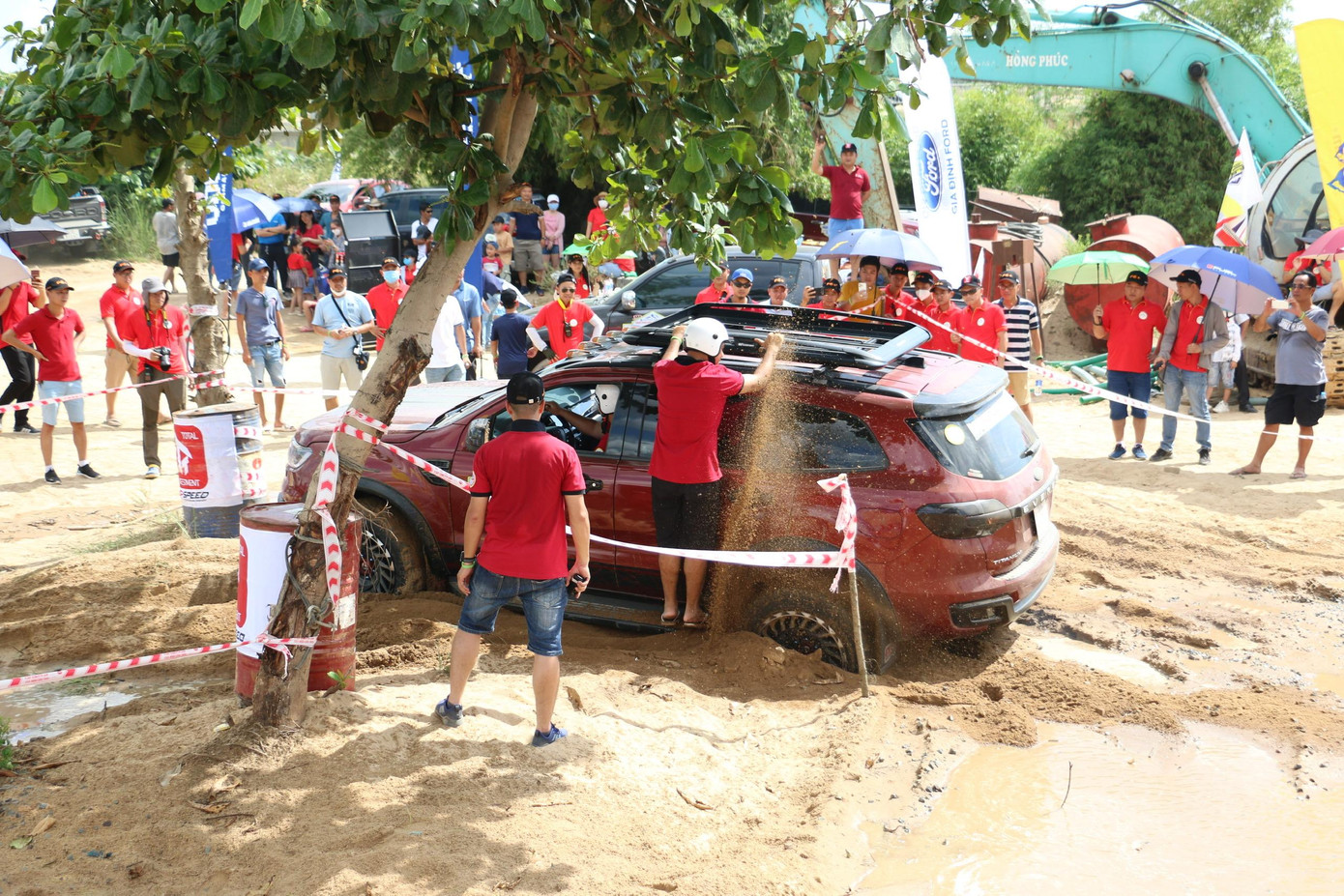 Thi kỹ năng lái xe trên địa hình khó Thi kỹ năng lái xe trên địa hình khó