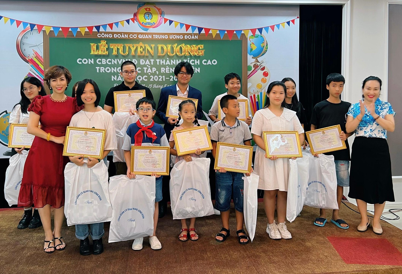 Buổi lễ cũng nhằm ghi nhận những nỗ lực cố gắng của các con CBCCVC&amp; NLĐ trong học tập và rèn luyện trong năm học vừa qua, đặc biệt là sau hai năm COVID -19. Trong điều kiện khó khăn, các con phải học trực tuyến nhưng vẫn đạt những thành tích xuất sắc, các giải thưởng cấp quốc gia, quốc tế. Trong ảnh, cô Nguyễn Thu Hương - Uỷ viên Ban Thường vụ, Trưởng ban Nữ công Công đoàn cơ quan Trung ương Đoàn và cô Lê Ngọc Hà - Uỷ viên Ban Nữ công Công đoàn cơ quan Trung ương Đoàn, trao giải cấp thành phố.