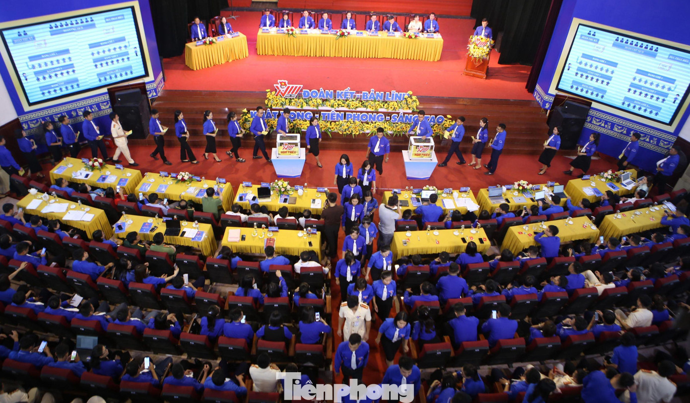 Đại biểu bỏ phiếu bầu Ban chấp hành khóa XVIII Đại biểu bỏ phiếu bầu Ban chấp hành khóa XVIII