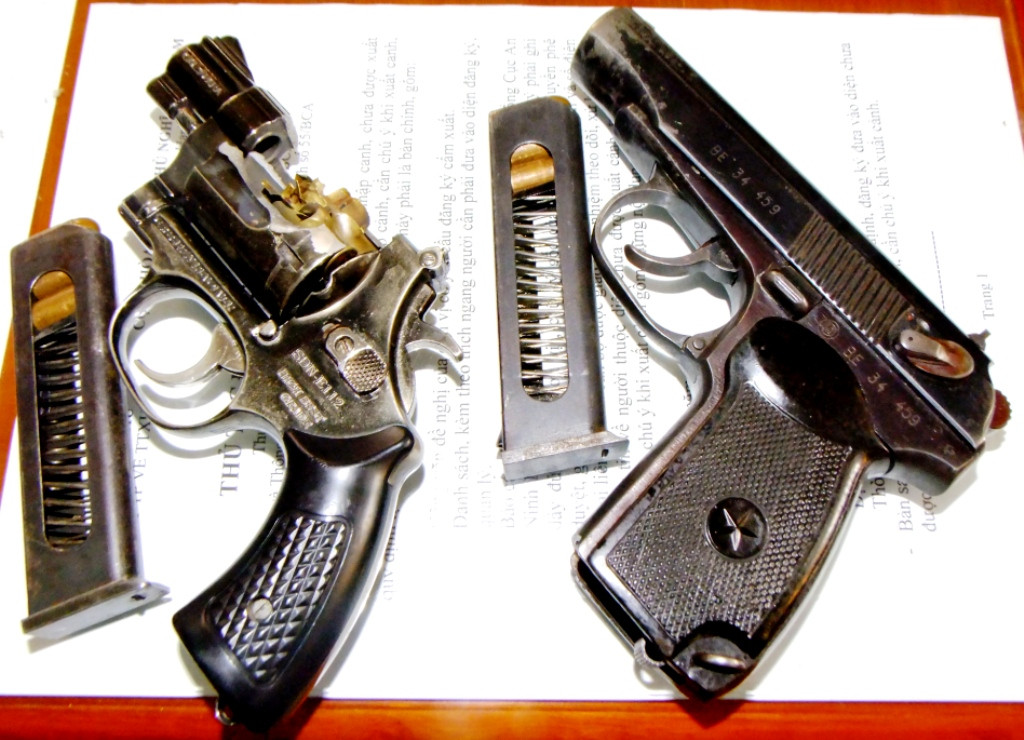 Vũ khí của 2 tên cướp thu giữ