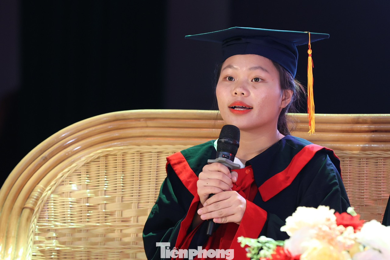 Nguyễn Thị Hậu khiến nhiều sinh viên rưng rưng xúc động khi chia sẻ về hoàn cảnh khó khăn và nỗ lực vươn lên trong học tập của mình.