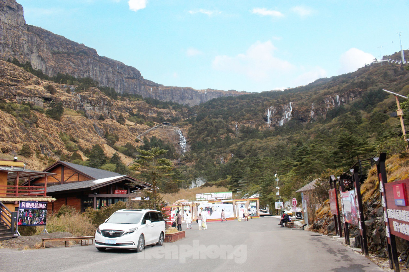 Trên đỉnh núi có hồ Thiên Đường vô cùng nổi tiếng, mùa hè nước trong xanh còn mùa đông thì đóng băng tạo nên cảnh sắc ấn tượng như trong các bức tranh thủy mặc. (Ảnh: Lộc Liên).