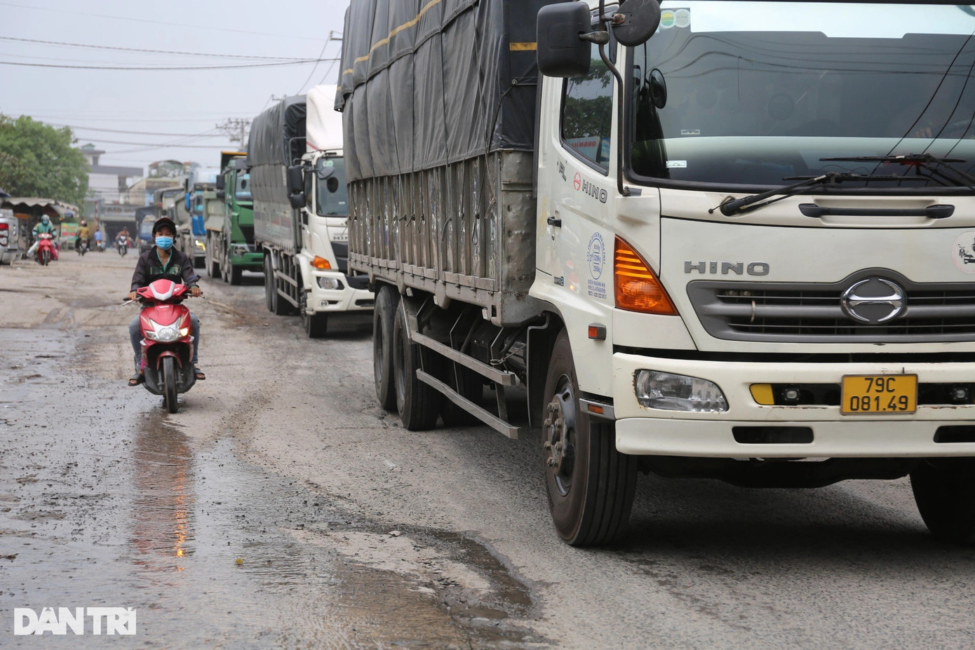 Mặt đường rộng khoảng 7m xuống cấp, hư hỏng nặng, nhiều chỗ bị bong tróc khiến các phương tiện lưu thông rất khó khăn, tình trạng ùn tắc liên tục xảy ra, nhất là trong khung giờ cao điểm.