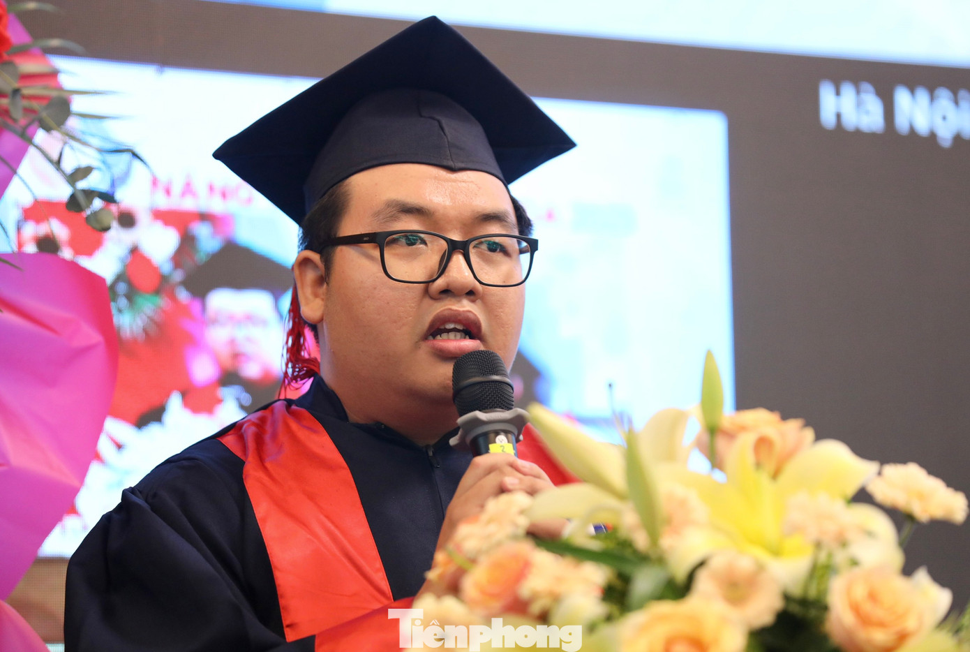 Trần Minh Lộc (thủ khoa ngành Piano Trường Đại học Văn hiến) từng nghỉ học, lao ra đời mưu sinh với đủ nghề sau cú sốc mẹ qua đời vì căn bệnh hiểm nghèo.