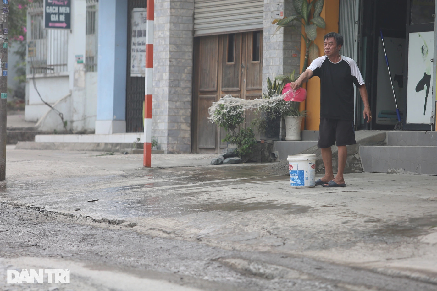 Những ngày cao điểm mùa khô, đường mịt mù bụi. Người dân hai bên đường hàng ngày phải tưới nước để giảm bụi trước nhà. "Lớp nhựa mặt đường bong tróc hết giờ còn đất và đá dăm. Mỗi lần xe chạy qua, bụi bay mù mịt, người dân hai bên đường không buôn bán gì được', ông Khánh (TP Biên Hòa) chia sẻ.