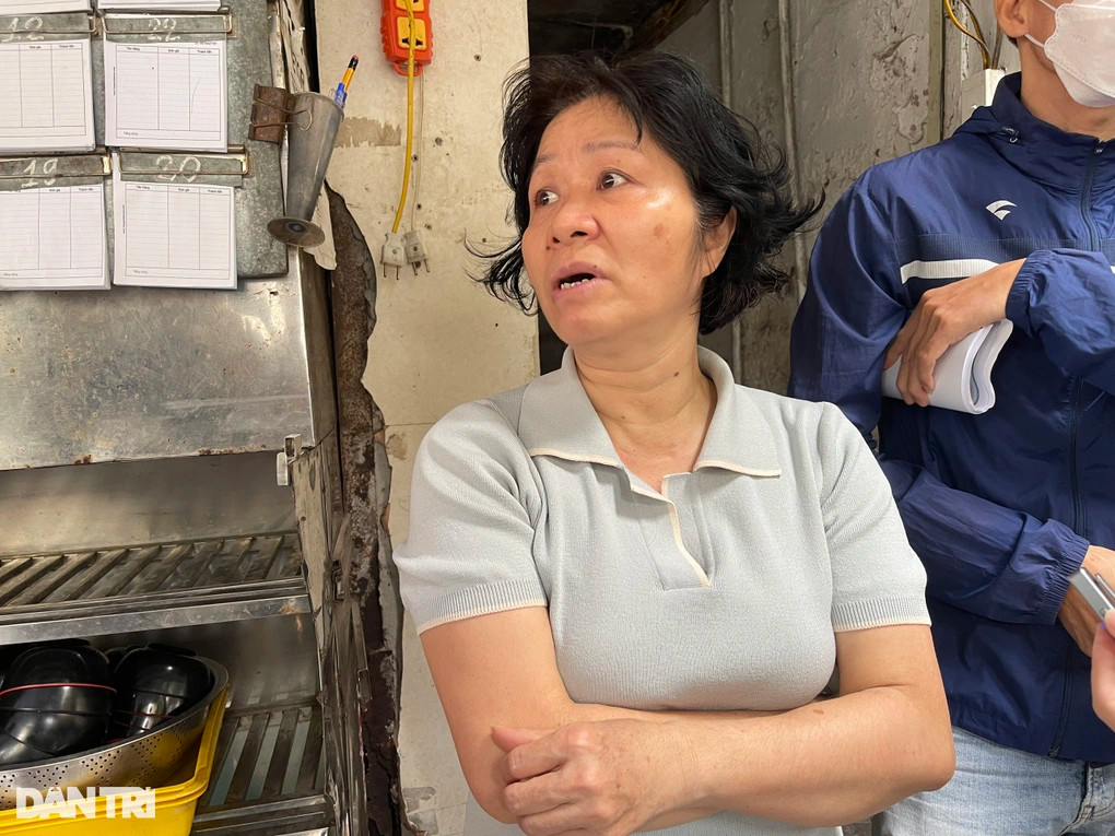 Bà Thủy là hàng xóm cho biết, ngọn lửa bùng phát từ tầng 2 của ngôi nhà (Ảnh: Trần Thanh). Bà Thủy là hàng xóm cho biết, ngọn lửa bùng phát từ tầng 2 của ngôi nhà (Ảnh: Trần Thanh).