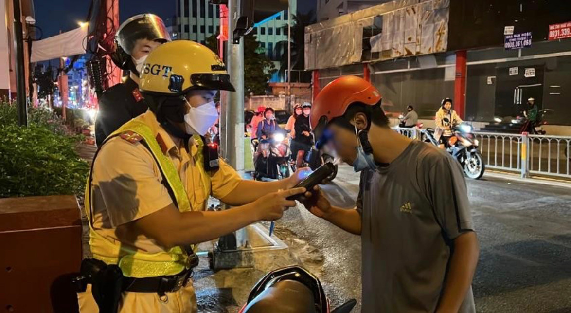 Công an kiểm tra nồng độ cồn trên đường Út Tịch, quận Tân Bình hồi đầu năm. Ảnh: NY