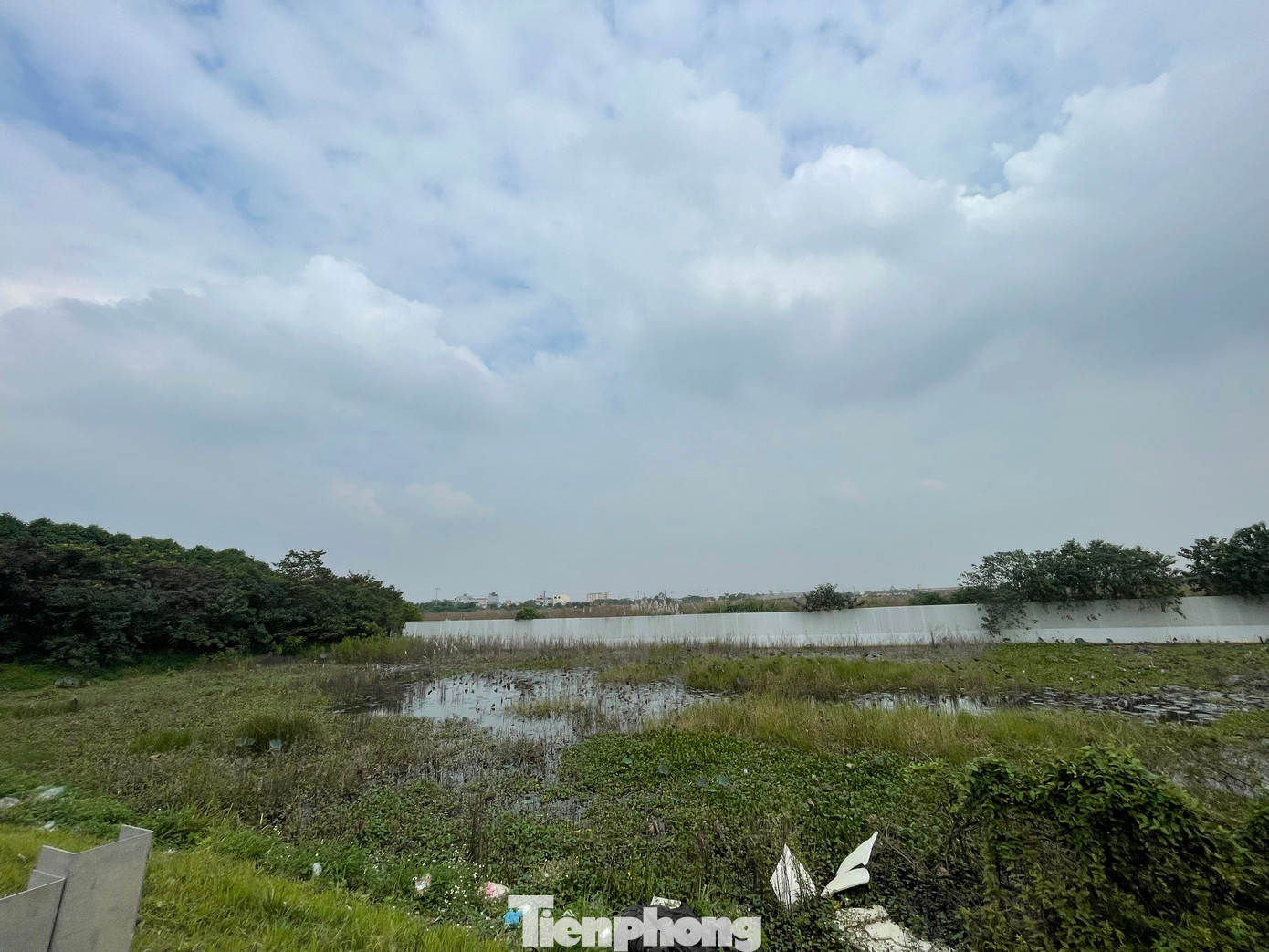 Khu du lịch Cạnh cảng Hàng không Nội Bài có vị trí vô cùng đắc địa bên chân cầu Thăng Long, tiếp giáp với đường đi sân bay Quốc tế Nội Bài và khu dân cư. (Ảnh: Lập Đông)