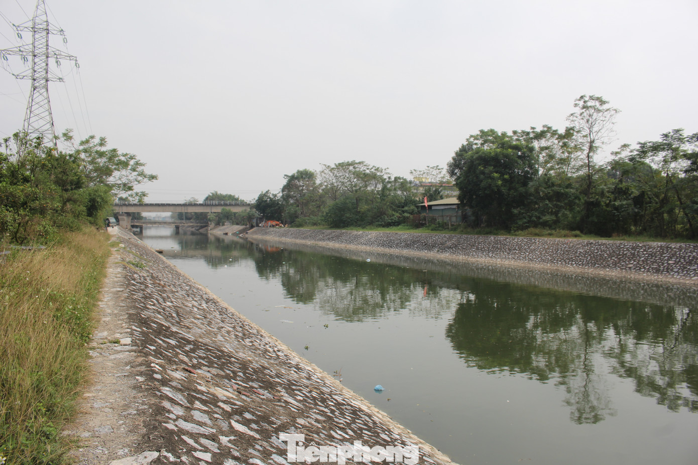 Khu du lịch Cạnh cảng Hàng không Nội Bài có vị trí vô cùng đắc địa bên chân cầu Thăng Long, tiếp giáp với đường đi sân bay Quốc tế Nội Bài và khu dân cư. (Ảnh: Lập Đông)