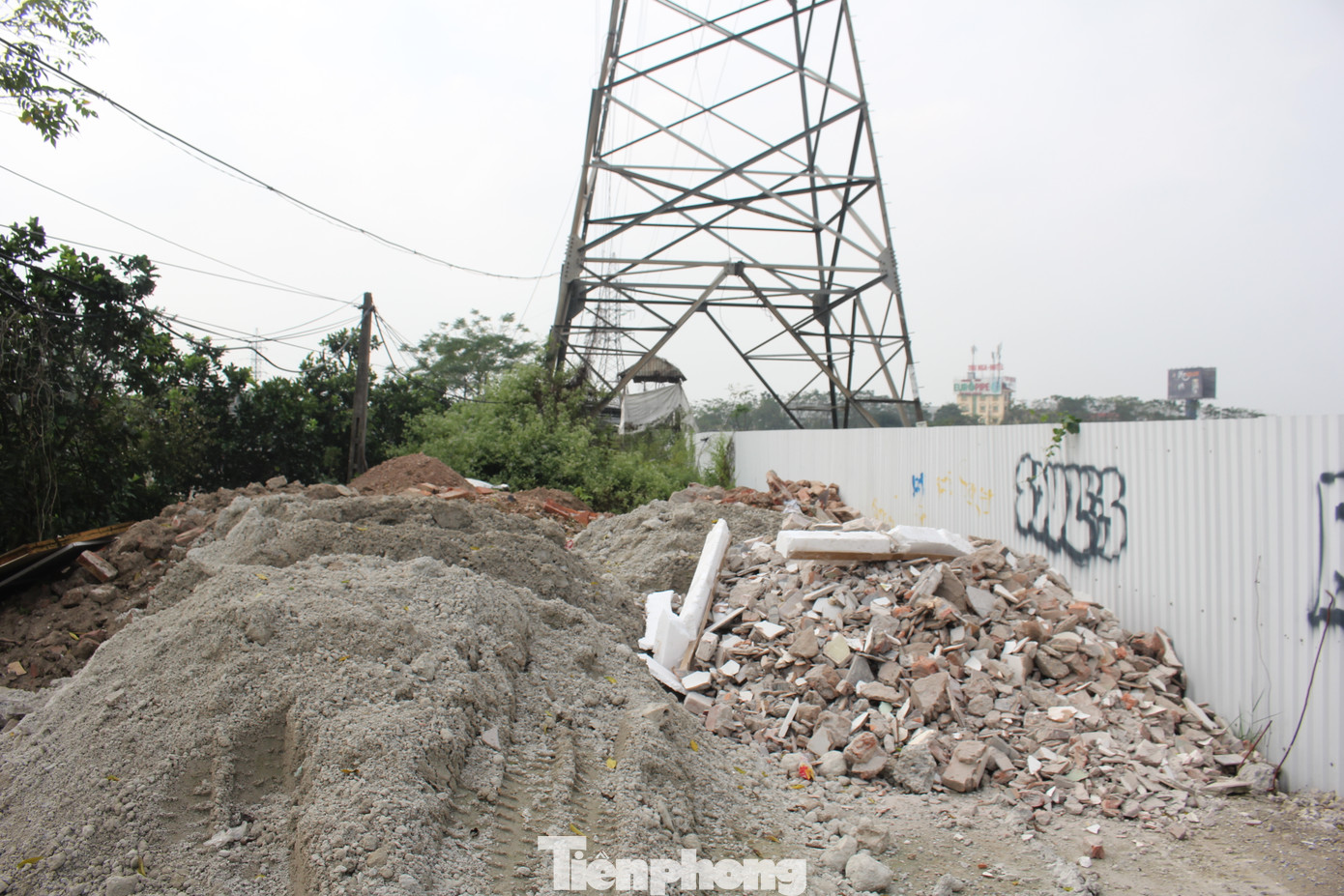 Khu đất thực hiện dự án Xây dựng Khu du lịch Cạnh cảng Hàng không Nội bài tại Đồng 6 mẫu của xã Hải Bối, huyện Đông Anh quây tôn, để trống, chưa có công trình xây dựng suốt nhiều năm qua. (Ảnh: Lập Đông)