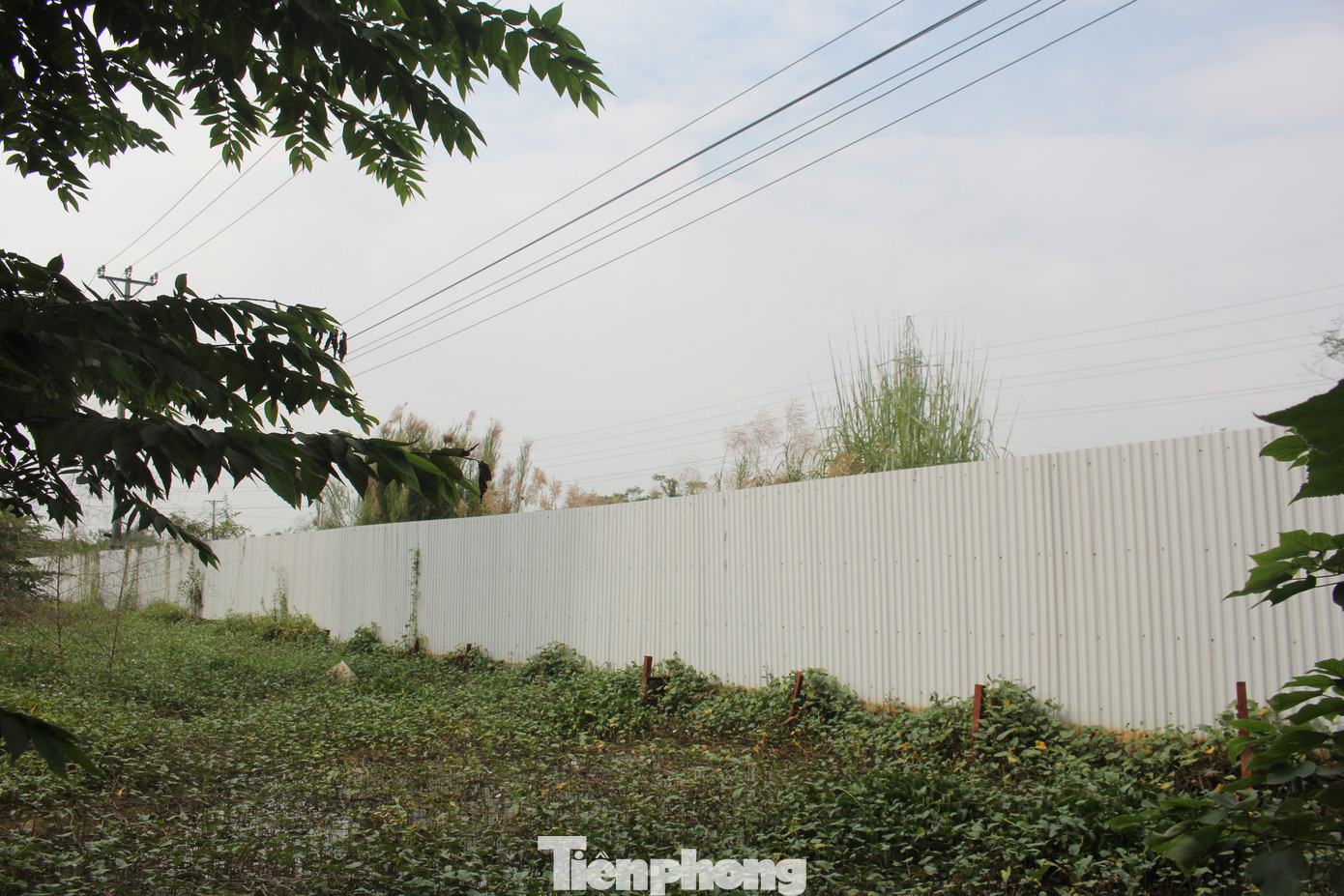 Khu đất thực hiện dự án Xây dựng Khu du lịch Cạnh cảng Hàng không Nội bài tại Đồng 6 mẫu của xã Hải Bối, huyện Đông Anh quây tôn, để trống, chưa có công trình xây dựng suốt nhiều năm qua. (Ảnh: Lập Đông)