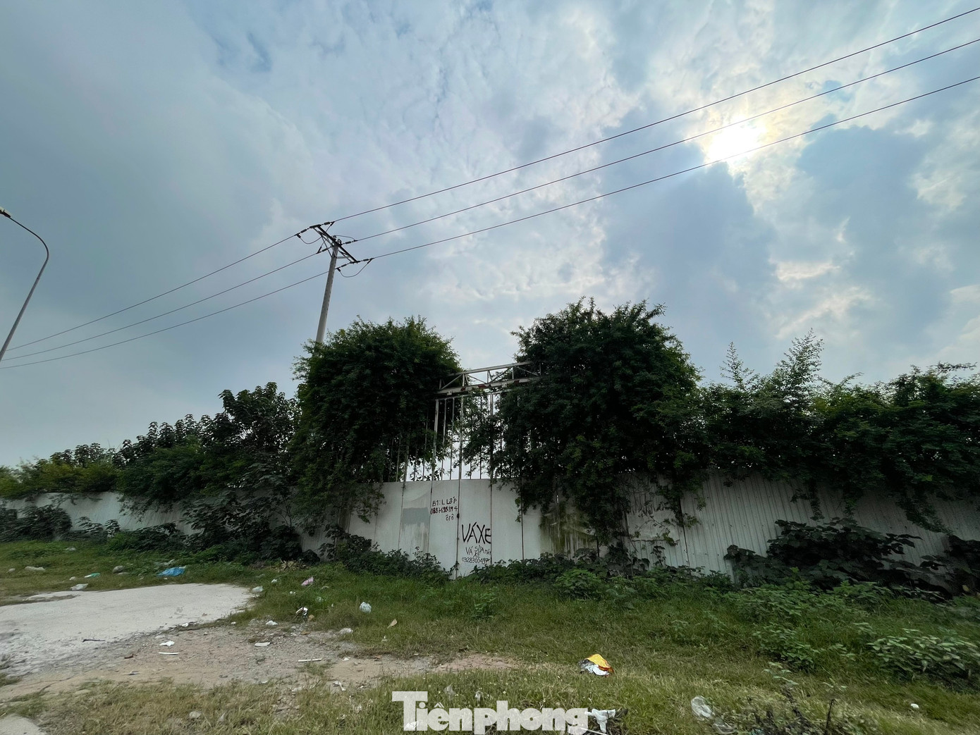 Khu đất thực hiện dự án Xây dựng Khu du lịch Cạnh cảng Hàng không Nội bài tại Đồng 6 mẫu của xã Hải Bối, huyện Đông Anh quây tôn, để trống, chưa có công trình xây dựng suốt nhiều năm qua. (Ảnh: Lập Đông)